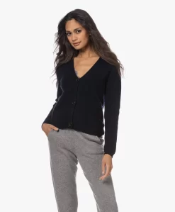 Resort Finest Cashmere Doorknoopvest - Navy -Kleding Series Winkel 221207 15cac2fb d611 4000 b534 e31988228a47 scaled