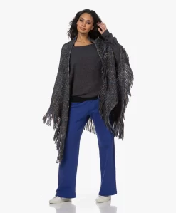 Manos Del Uruguay Merino Wolmix Poncho - Donkerblauw/Bruin/Grijs 23 Manos Del Uruguay Merino Wolmix Poncho - Donkerblauw/Bruin/Grijs -Kleding Series Winkel 221207 8b610357 1cb5 4fd2 b5ab ce8e38ff4bfd scaled