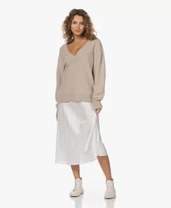 Resort Finest Frivo Satijnen Midi Rok - Ecru -Kleding Series Winkel 230220 a58e2067 cf7f 43f2 b5fc c35ff0d44f73 scaled