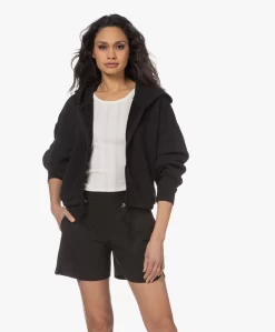 Iro Oritta Cropped Hoodie Sweatvest - Zwart -Kleding Series Winkel 230308 1d46b260 66f2 4388 a2ed 0f367752c561 scaled