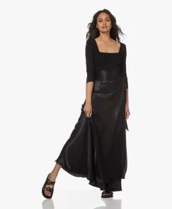 Viveh Mica Satijnen Maxi Wikkelrok - Zwart 17 Viveh Mica Satijnen Maxi Wikkelrok - Zwart -Kleding Series Winkel 230407 2ad5a688 7ff6 4437 a190 8b3eb86dd96b scaled