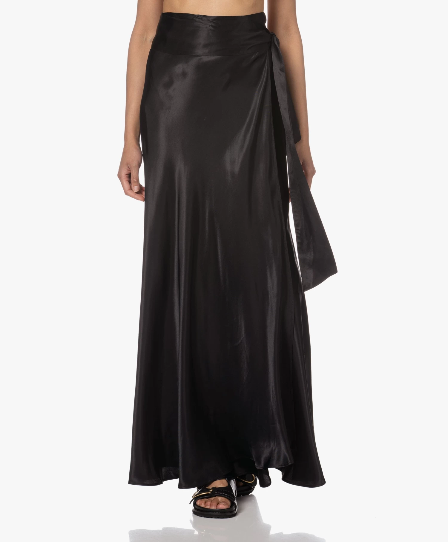 Viveh Mica Satijnen Maxi Wikkelrok - Zwart 1 Viveh Mica Satijnen Maxi Wikkelrok - Zwart