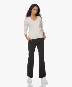 Resort Finest Via V-Hals Pullover - Ecru -Kleding Series Winkel 230411 b0cf483d 2184 4ea2 9fd5 e9a19dced5d8 scaled