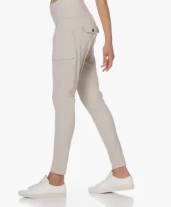 Woman By Earn Erin Tech Jersey Broek - Zand -Kleding Series Winkel 230411 b28796b8 43fb 4ac8 bb9a 7e08a376ac37 scaled