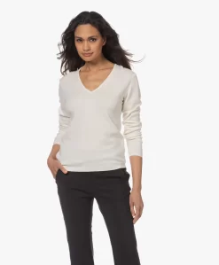 Resort Finest Via V-Hals Pullover - Ecru -Kleding Series Winkel 230411 b3f8de5a ad4a 4b93 ad31 575e759fa34e scaled