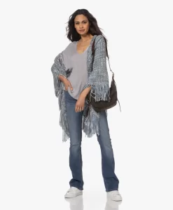 Manos Del Uruguay Merino Wolmix Poncho - Blauw/Grijs 23 Manos Del Uruguay Merino Wolmix Poncho - Blauw/Grijs -Kleding Series Winkel 230412 80918e8d 8ddc 4ff9 95bf 71d9113c8bff scaled