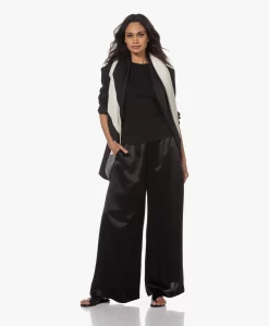 Viveh Esme Interlock Jersey T-Shirt - Zwart -Kleding Series Winkel 230412 e0ba932b 308a 471c b1e9 559fe4e14fbe scaled