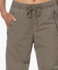 James Perse Supima Stretch Poplin Parachute Broek - Ammo Pigment -Kleding Series Winkel 230501 5ef584dc 826e 43ee 9600 588ffd268aef scaled