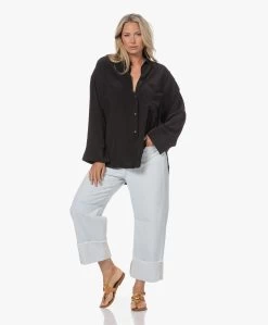 By Malene Birger Derris Biologisch Zijden Overhemdblouse - Zwart 25 By Malene Birger Derris Biologisch Zijden Overhemdblouse - Zwart -Kleding Series Winkel 230502 1c117292 20b9 44bf 8a6f 480d19686f2e