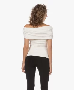 Viveh Giada Reversible Off-Shoulder T-Shirt - Coconut Milk -Kleding Series Winkel 230510 d6a76ba6 b682 482d 8474 d5a077915172 scaled