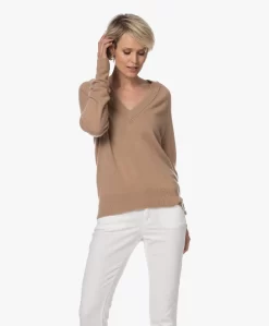 Equipment Madalene Cashmere V-Hals Trui - Camel -Kleding Series Winkel 230523 520301d4 02e9 4307 818e c541cd5a678e scaled