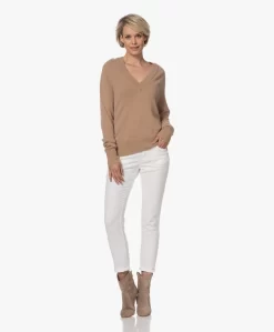 Equipment Madalene Cashmere V-Hals Trui - Camel -Kleding Series Winkel 230523 66d9e1a6 645d 4305 b3a4 95bfa02542d3 scaled