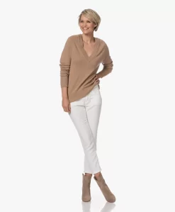 Equipment Madalene Cashmere V-Hals Trui - Camel -Kleding Series Winkel 230523 b9d1de56 cd84 4a28 a311 791dd828549a scaled