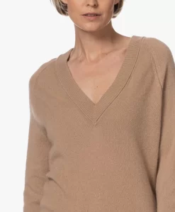 Equipment Madalene Cashmere V-Hals Trui - Camel -Kleding Series Winkel 230523 e5e0f9a4 567b 4e17 b70e f4c62ba18e9b scaled
