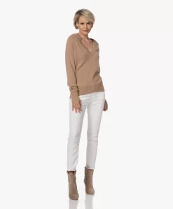 Equipment Madalene Cashmere V-Hals Trui - Camel -Kleding Series Winkel 230523 e6c080e6 d6fd 4992 803f 24b155d7af56 scaled