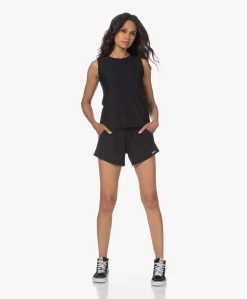 Deblon Sports Kate Bee Jersey Short - Zwart -Kleding Series Winkel 230613 d6d81469 f779 4db5 af0f 992dde1e84df 1 scaled