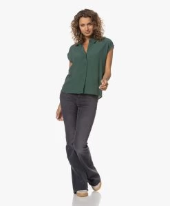 By-Bar Kiek Viscose Crêpe Mouwloze Blouse - Deep Green -Kleding Series Winkel 230620 3d0341fa afb1 47a2 abc6 b98a25eb3f5f