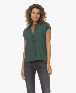 By-Bar Kiek Viscose Crêpe Mouwloze Blouse - Deep Green -Kleding Series Winkel 230620 adbe0014 e968 492d 9721 ade537346d10