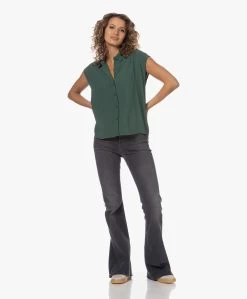 By-Bar Kiek Viscose Crêpe Mouwloze Blouse - Deep Green -Kleding Series Winkel 230620 df639435 b30d 4920 b6b6 df15ca7419b5