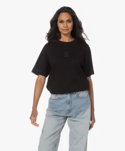 By Malene Birger Fayeh Biologisch Katoenen T-Shirt - Zwart -Kleding Series Winkel 230627 a92e7d82 1807 48f5 b6f1 ba2fd44291c0 scaled