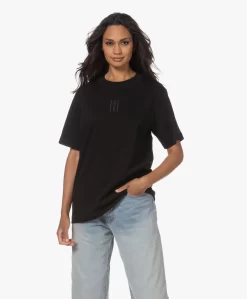 By Malene Birger Fayeh Biologisch Katoenen T-Shirt - Zwart -Kleding Series Winkel 230627 dd7e7d37 0dcb 4711 8496 fac393f84742 scaled