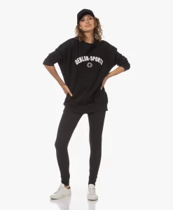 Deblon Sports Gigi Oversized Logo Sweatshirt - Zwart -Kleding Series Winkel 230711 555d4c09 f8ea 40e1 b969 dd39ebe7ae88 scaled