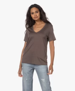 Majestic Filatures Zijdemix V-Hals T-Shirt - Ecorce 20 Majestic Filatures Zijdemix V-Hals T-Shirt - Ecorce -Kleding Series Winkel 230720 3ffecc4f 4329 4200 a351 16a6be89d88e scaled