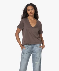 Majestic Filatures Zijdemix V-Hals T-Shirt - Ecorce 23 Majestic Filatures Zijdemix V-Hals T-Shirt - Ecorce -Kleding Series Winkel 230720 89305083 7b31 4728 945e b93609582278 scaled