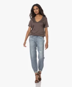 Majestic Filatures Zijdemix V-Hals T-Shirt - Ecorce 22 Majestic Filatures Zijdemix V-Hals T-Shirt - Ecorce -Kleding Series Winkel 230720 d893bc1d 495d 4681 b7cd b3d93a7cb7ab scaled