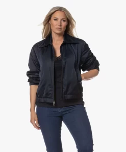 Vince Satijnen Bomberjack Met Rits - Coastal -Kleding Series Winkel 230725 7a73db3e 0af7 43bd 97e8 7151f249e670 scaled