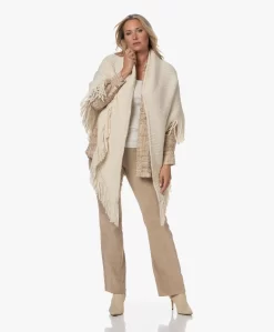 Manos Del Uruguay Merino Wolmix Poncho - Ecru -Kleding Series Winkel 230725 d42f8b68 82f0 45b3 954d b2307d6cb74e 1 scaled