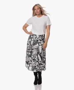 Kyra Juul Print Crêpe Midi Rok - Donker Navy -Kleding Series Winkel 230725 ea6b0b37 907c 47d9 8896 834f18a3938b scaled