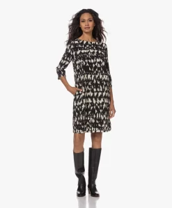 No Man’S Land Crêpe Print Jurk -Zwart/Off-White -Kleding Series Winkel 230727 4a843e08 1c88 451a 9175 818c1f9c375a scaled