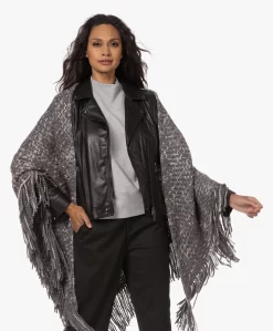 Manos Del Uruguay Merino Wolmix Poncho - Grijstinten/Ecru -Kleding Series Winkel 230727 5407654e 8c05 4d5d bd34 0e4a9809b015 scaled