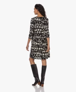 No Man’S Land Crêpe Print Jurk -Zwart/Off-White -Kleding Series Winkel 230727 b297b578 6a31 490d 86d4 718bc0f82dfe scaled