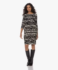 No Man’S Land Crêpe Print Jurk -Zwart/Off-White -Kleding Series Winkel 230727 c82536ee ebda 4227 9496 5f086c34da02 scaled