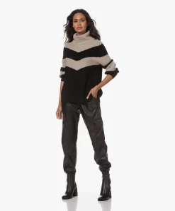 Repeat Intarsia Merino Coltrui - Zwart/Stone -Kleding Series Winkel 230801 6e942c39 ae44 4a94 b1a5 8c996bd628b7 scaled