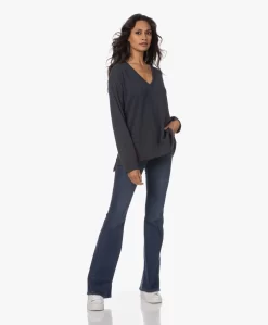 Denham Oska Brushed V-Hals Trui - Dark Sapphire -Kleding Series Winkel 230801 8ae00a31 eeb4 4928 b4d2 65db043543a6 scaled