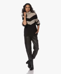 Repeat Intarsia Merino Coltrui - Zwart/Stone -Kleding Series Winkel 230801 bfb6a343 bafb 4a65 9400 b5dc8a3764fa scaled