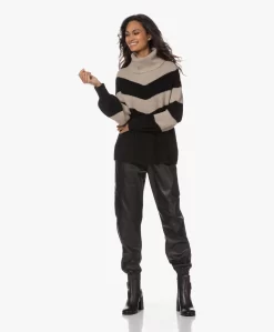 Repeat Intarsia Merino Coltrui - Zwart/Stone -Kleding Series Winkel 230801 cfd0b39b 5198 457e 906e 9230b9994c6a scaled