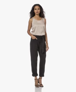 Repeat Mouwloze Stretch-Zijden Top - Zand -Kleding Series Winkel 230808 36d44ad7 72ae 4c65 a890 9e46c9da23c8 scaled