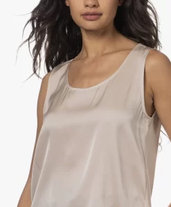 Repeat Mouwloze Stretch-Zijden Top - Zand -Kleding Series Winkel 230808 9336a561 8b22 4eb8 8c66 ac2ea56f96fa scaled