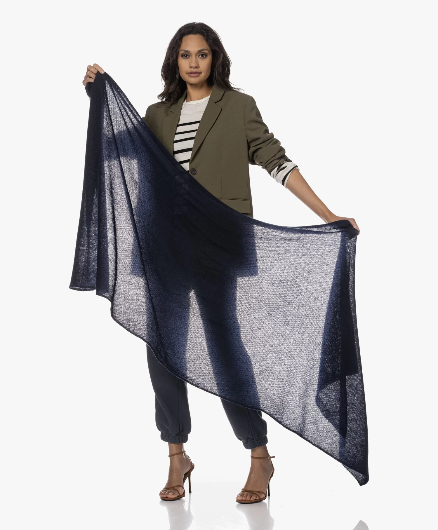 Repeat Oversized Bio Cashmere Sjaal - Navy 4 Repeat Oversized Bio Cashmere Sjaal - Navy - Afbeelding 4