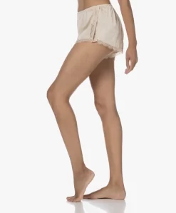 Love Stories Apollo Satijnen Shorts Met Kant - Off-White -Kleding Series Winkel 230809 106079e2 6279 4f75 b6be da93a18fbfbb scaled