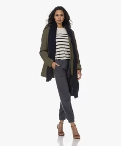 Repeat Oversized Bio Cashmere Sjaal - Navy 21 Repeat Oversized Bio Cashmere Sjaal - Navy -Kleding Series Winkel 230809 2eb58da4 bdf2 4b40 b437 4568ef585adf scaled