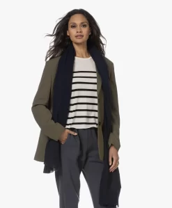 Repeat Oversized Bio Cashmere Sjaal - Navy 23 Repeat Oversized Bio Cashmere Sjaal - Navy -Kleding Series Winkel 230809 b60da797 9e09 42f8 9d78 49d8d142c899 scaled