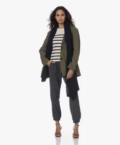 Repeat Oversized Bio Cashmere Sjaal - Navy 22 Repeat Oversized Bio Cashmere Sjaal - Navy -Kleding Series Winkel 230809 f6d44f54 5b25 4151 8de1 17fb9921d20f scaled