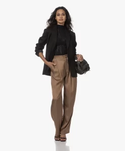 Resort Finest Fico Loose-Fit Satijnen Pantalon - Camel -Kleding Series Winkel 230810 059d0214 bada 42e9 b530 b116b1820660 scaled