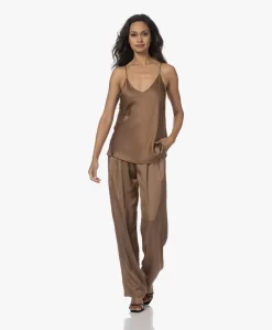 Resort Finest Fico Loose-Fit Satijnen Pantalon - Camel -Kleding Series Winkel 230810 25e1d781 1177 47db b5d5 f6c3d73e97a3 scaled
