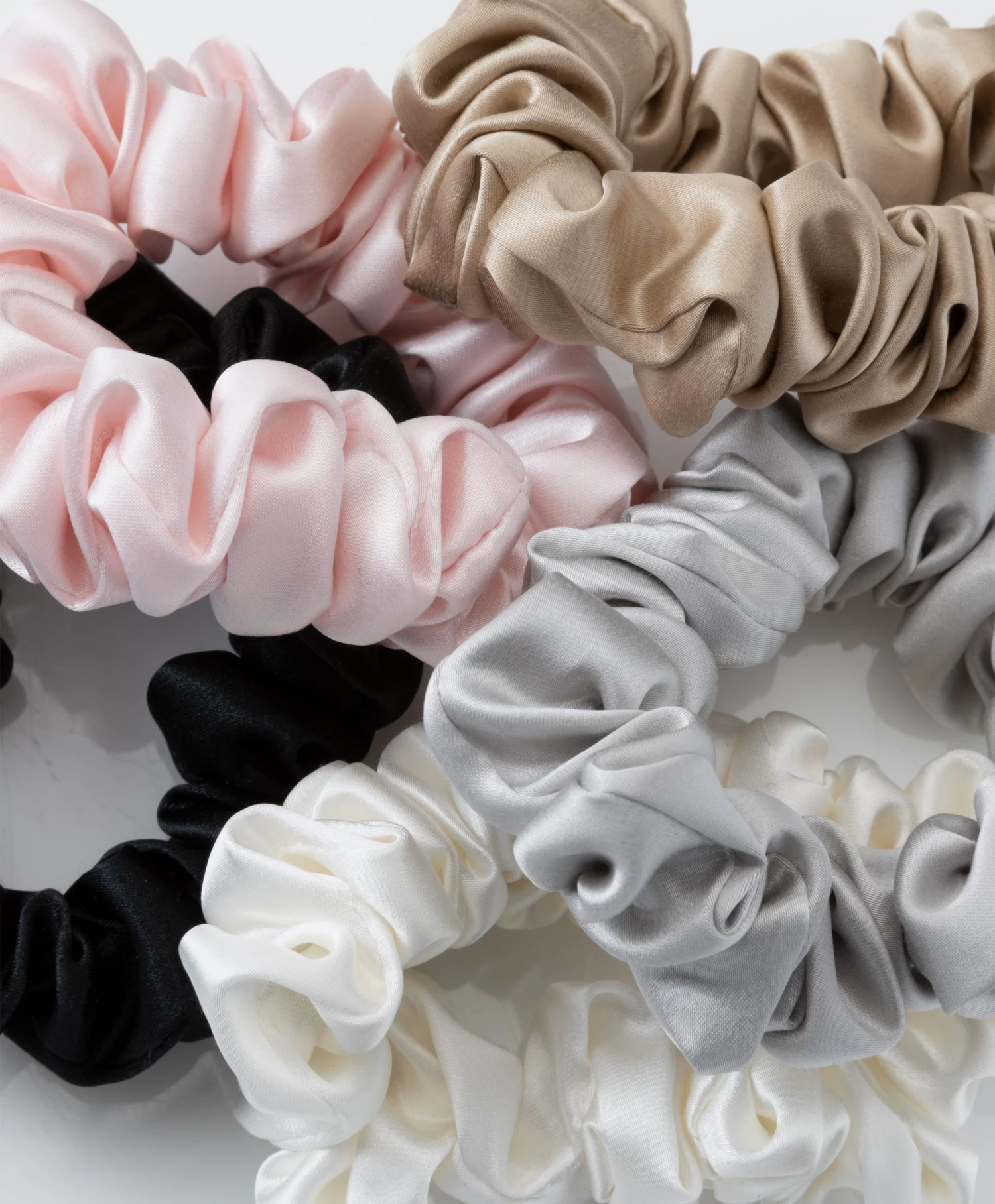 By Dariia Day Mulberry Zijden Scrunchie Small - Zilvergrijs 2 By Dariia Day Mulberry Zijden Scrunchie Small - Zilvergrijs - Afbeelding 2